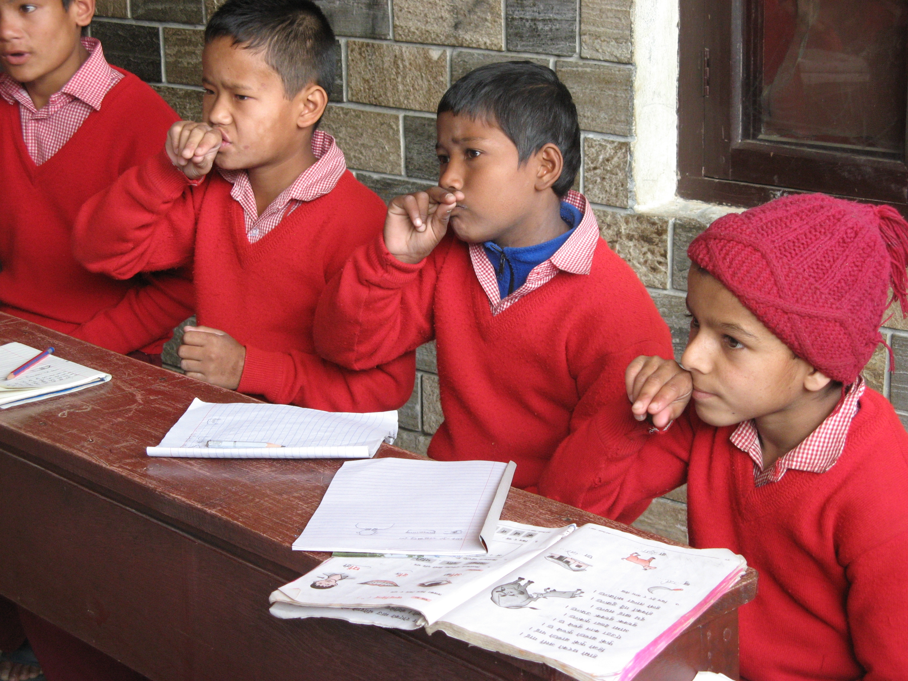 Nepalilaisia vammaisia lapsia koulussa
