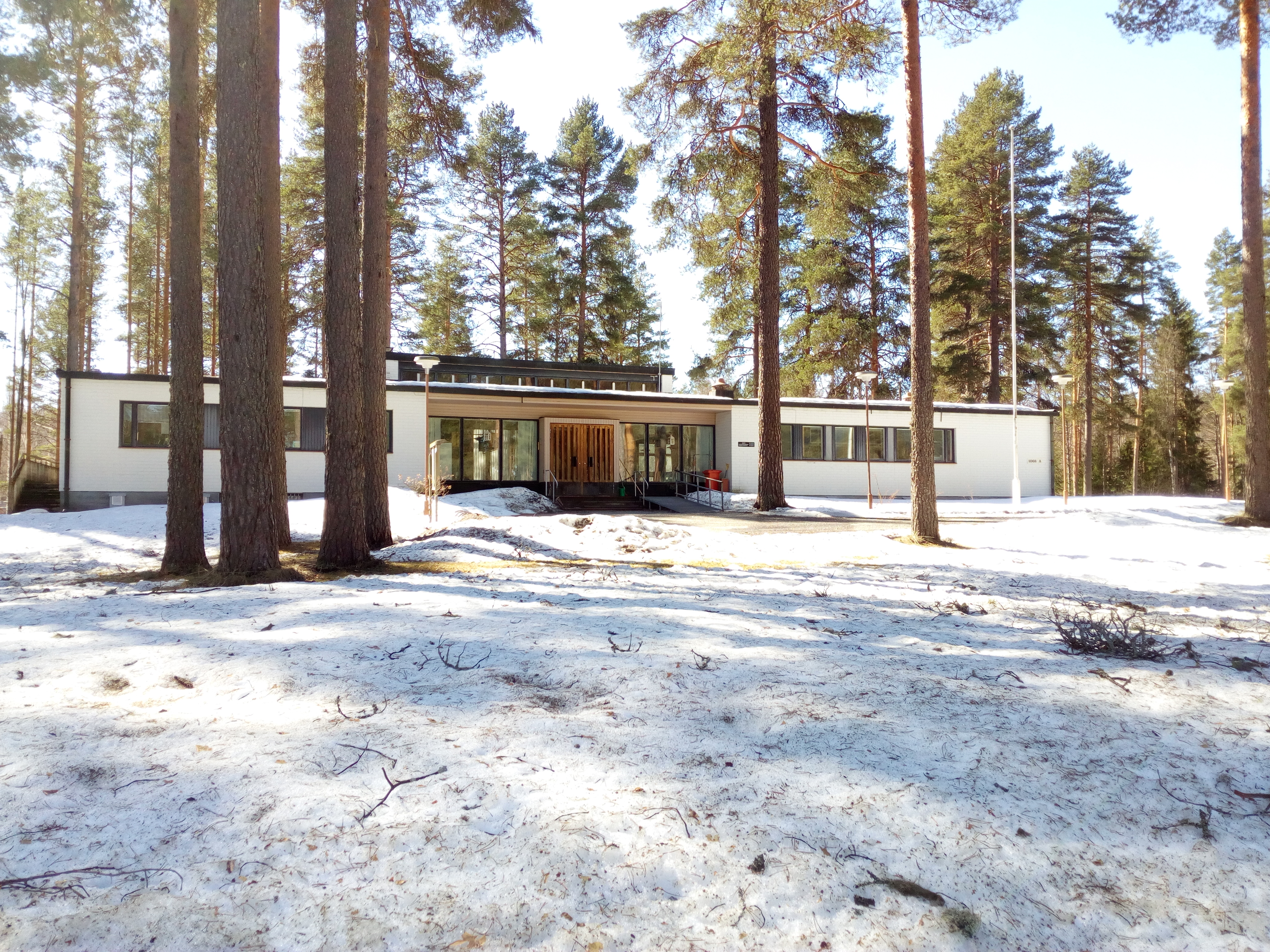 Pihlajaveden seurakuntatalo lumisessa maisemassa aurinkoisena talvipäivänä
