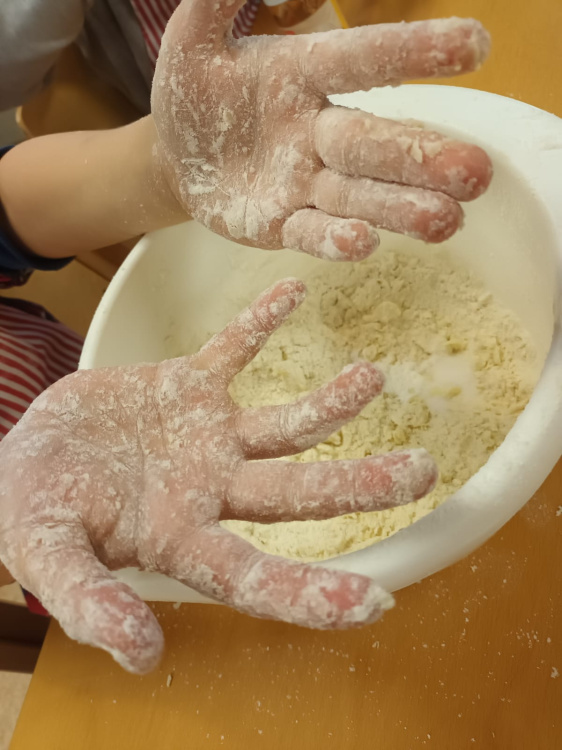 kokkikerho jauhoiset kädet