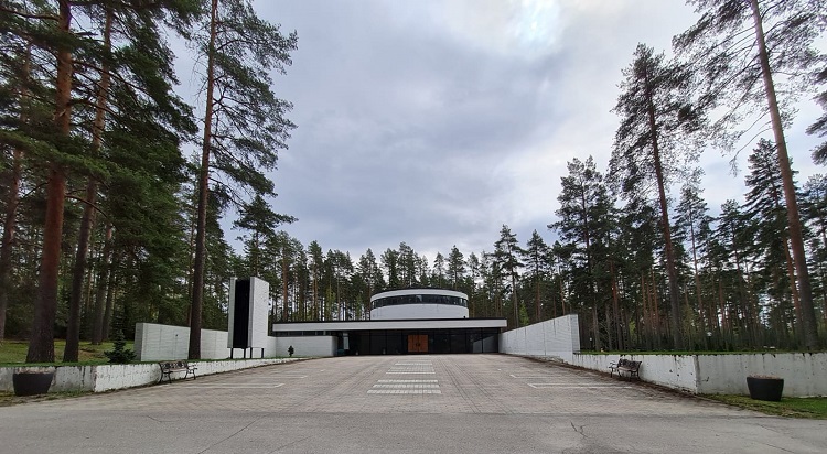 Keuruun siunauskappeli Keuruun siunauskappeli edestä kuvattuna. Valkoinen rakennus.