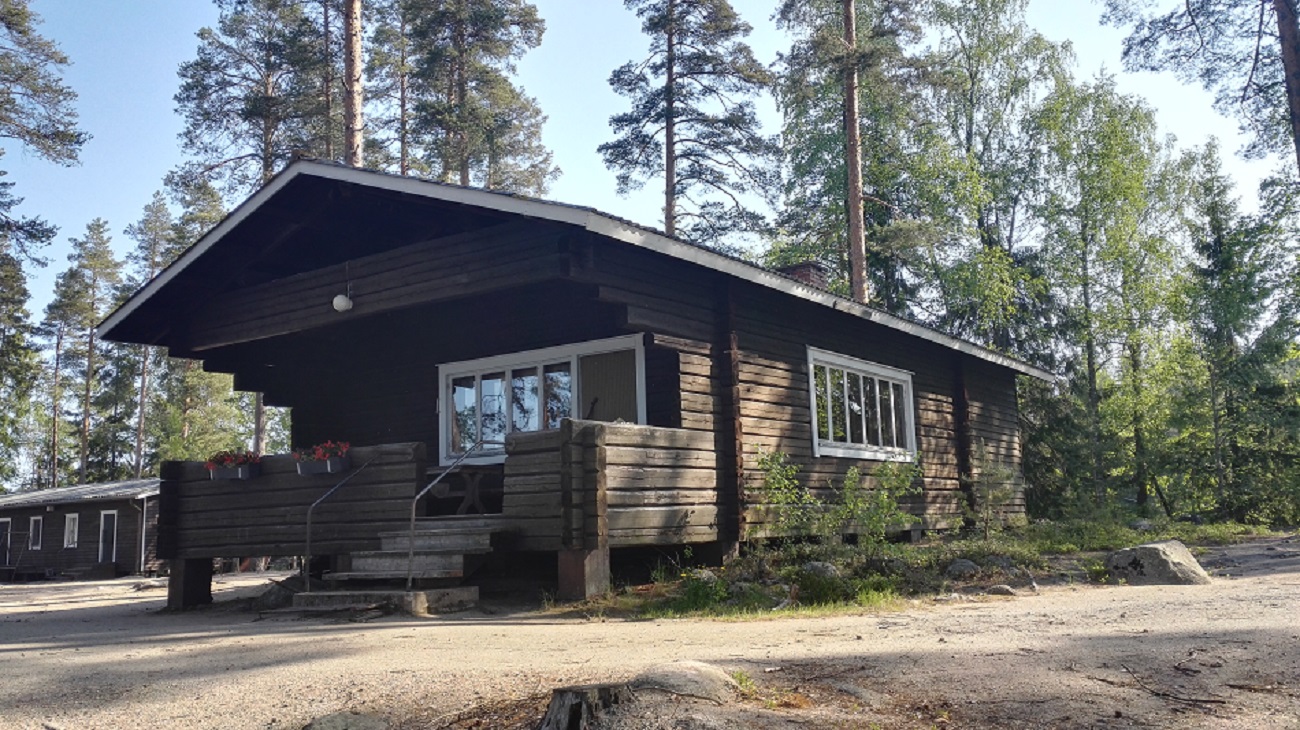 Leirisaaren leirikeskus Tummista hirsistä rakennettu leirikeskuksen päärakennus