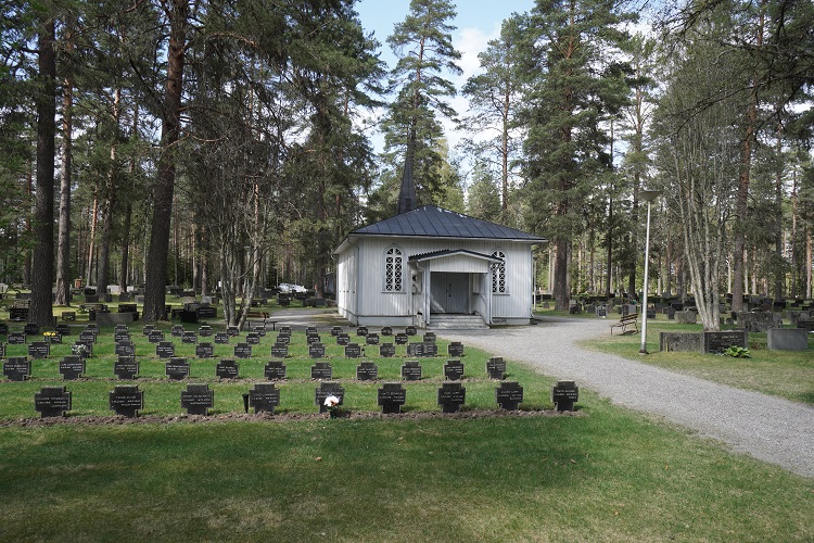 Koipikankaan hautausmaa Yleiskuva hautausmaasta. Etualalla on sankarihautausmaa. Kuvassa keskellä puinen, vaalea, pieni siunauskappeli. Hautausmaalla kasvaa mäntyjä.