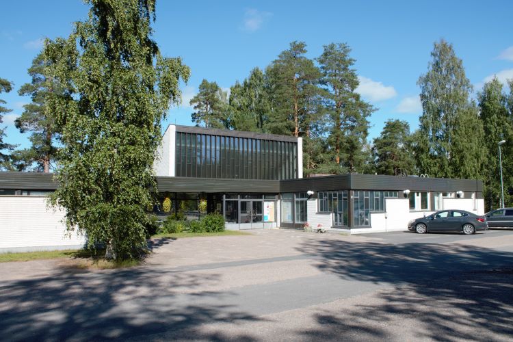 Multian seurakuntakoti Multian seurakuntakoti kesällä auringon paistaessa