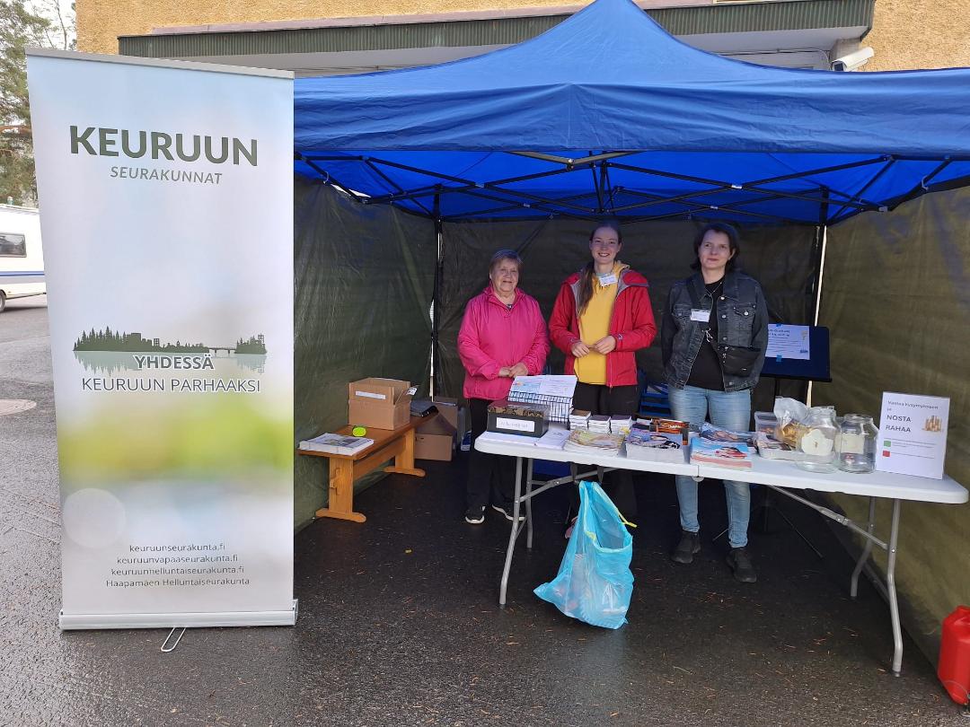 Markkinakojun alla kolme ihmistä.